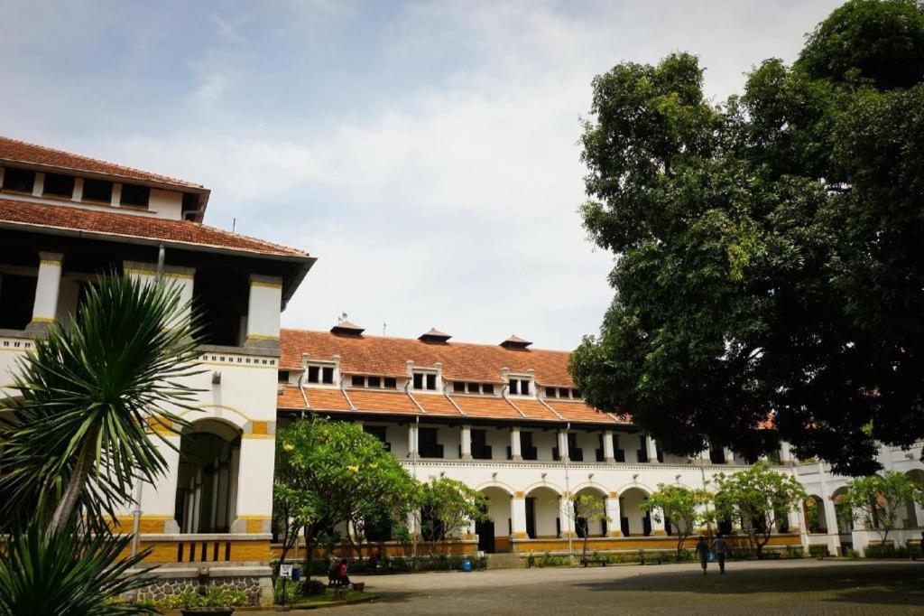 Weis Simpang Lima Hotel Semarang